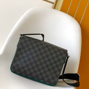 p570 ChipM40842 Dynamic Chip N00085 Top-Tier Authentic Exclusive Photos M30969 Blue M42711 Full-Leather Black Check M30861 Green M60831 Silver-Gray M30850 Cross-Hatch M42710 Black Check M46255 Black Floral Men's Free Shipping Messenger Bag Series DISTRICT Small Messenger Bag This District smallMailer Bag is crafted from Damier Infini coated canvas, featuring a magnetic closure and zippered back pocket, enriching daily outings with classic style. The adjustable shoulder strap bears the Louis Vuitton logo. Detailed Features: 26 x 20 x 7 cm